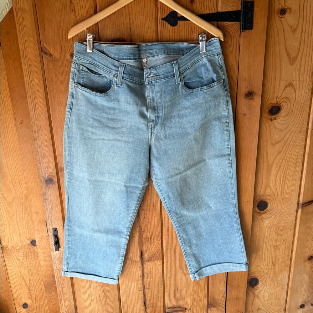 Light Wash Levi’s Denim Capri Jeans